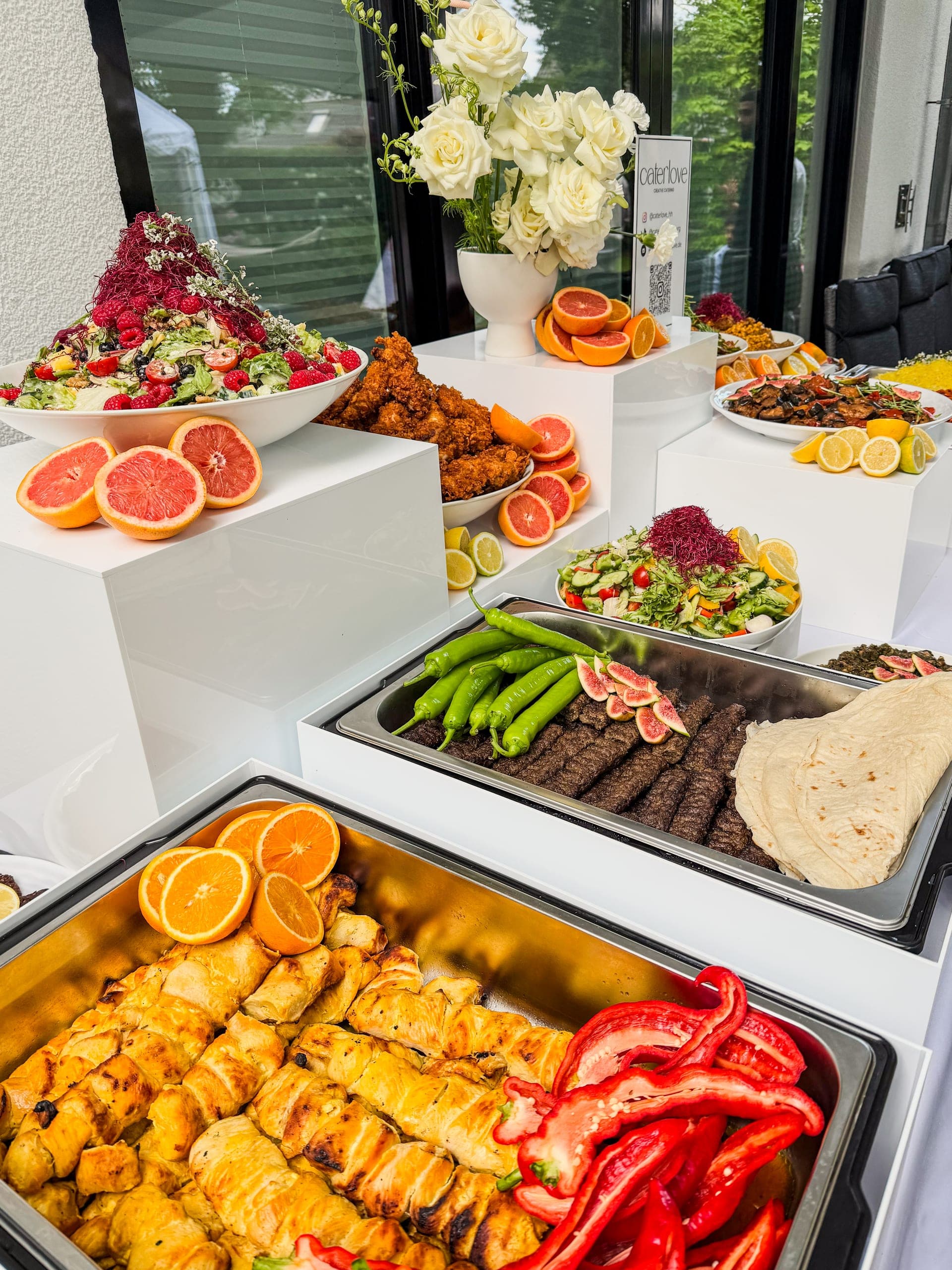 Warmes Buffet in Chafing Dishes: Hähnchenspieße mit Paprika, gegrillte Hackfleischröllchen mit Chilis und Fladenbrot